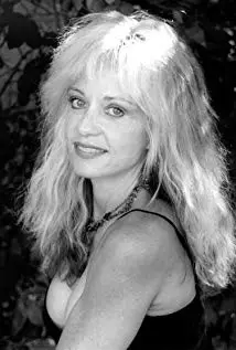 How tall is Linnea Quigley?